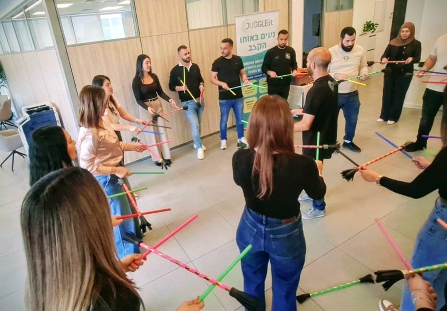 הצורך בסנכרון אנושי: גשר לקירוב, עבודת צוות ושיתוף פעולה בארגונים